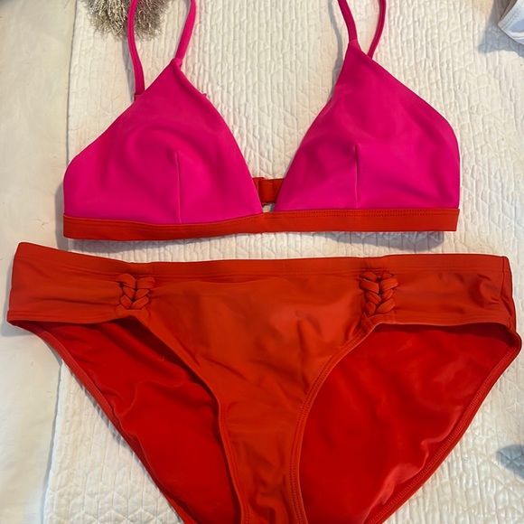 Bikini - Picture 1 of 3